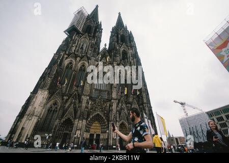 Ein Tourist macht Selfie vor dem Kölner Dom. Die Kölner Tourismusbranche ist seit der Lockdown-Zeit stark betroffen und kehrt langsam zu einer neuen Normalität zurück. (Foto von Ying Tang/NurPhoto) Stockfoto