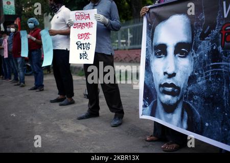 Demonstranten halten am Dienstag, den 09.06.2020, Plakate vor dem Nationalmuseum in Dhaka, Bangladesch, auf, um Gerechtigkeit für den Tod eines Bauern Nikhil im Bezirk Gopalganj zu fordern. Er wurde angeblich von der Polizei geschlagen und starb später bei einer Behandlung. (Foto von Syed Mahamudur Rahman/NurPhoto) Stockfoto