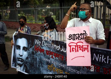 Demonstranten halten am Dienstag, den 09.06.2020, Plakate vor dem Nationalmuseum in Dhaka, Bangladesch, auf, um Gerechtigkeit für den Tod eines Bauern Nikhil im Bezirk Gopalganj zu fordern. Er wurde angeblich von der Polizei geschlagen und starb später bei einer Behandlung. (Foto von Syed Mahamudur Rahman/NurPhoto) Stockfoto