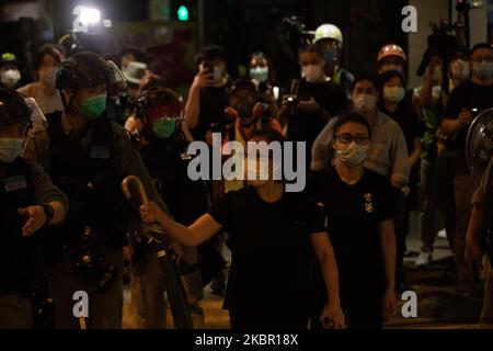 Hunderte von Demonstranten kommen in einem Flash Mob marsch in Zentral-Hongkong herunter, um den 1. Jahrestag der Anti-Auslieferungsgesetz-Bewegung am 9.. Juni 2020 in Hongkong, China, zu feiern. Vor 1 Jahren gingen 1 Millionen Menschen auf die Straße, als sie gegen das Gesetz „Jetzt zurückziehen“ zur Auslieferung gingen. (Foto von Simon Jankowski/NurPhoto) Stockfoto