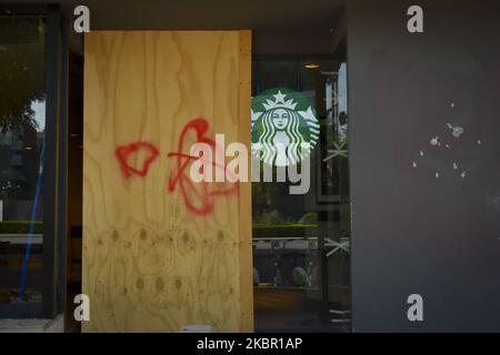 Ein Kaffee zeigt einen Anarchie-Slogan, der während der jüngsten Proteste am 9. Juni 2020 in Mexiko-Stadt, Mexiko, gemalt wurde. Die Unruhen der letzten Tage fanden in mehreren Städten in Mexiko nach dem Tod von George Floyd in Minneapolis und Giovanni Lopez in Jalisco statt, neben dem Polizeimissbrauch gegen ein 16-jähriges Mädchen, das von Polizisten während einer Demonstration in den Kopf getreten wurde. (Foto von Guillermo Gutiérrez/NurPhoto) Stockfoto