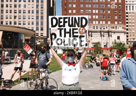 Philadelphia's Sanitation Workers und Verbündete der Gewerkschaft versammelten sich im Love Park, um Bürgermeister Kenny zu fordern, die der Sanitation Workers Union gemachten Versprechen einzuhalten, persönliche Schutzausrüstung und Hazard Pay zu liefern, nachdem Dutzende von Sanitation Workers am 9. Juni 2020 in Philadelphia, PA, COVID-19 in Auftrag gegeben hatten. (Foto von Cory Clark/NurPhoto) Stockfoto