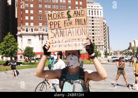 Philadelphia's Sanitation Workers und Verbündete der Gewerkschaft versammelten sich im Love Park, um Bürgermeister Kenny zu fordern, die der Sanitation Workers Union gemachten Versprechen einzuhalten, persönliche Schutzausrüstung und Hazard Pay zu liefern, nachdem Dutzende von Sanitation Workers am 9. Juni 2020 in Philadelphia, PA, COVID-19 in Auftrag gegeben hatten. (Foto von Cory Clark/NurPhoto) Stockfoto