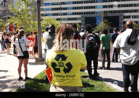 Philadelphia's Sanitation Workers und Verbündete der Gewerkschaft versammelten sich im Love Park, um Bürgermeister Kenny zu fordern, die der Sanitation Workers Union gemachten Versprechen einzuhalten, persönliche Schutzausrüstung und Hazard Pay zu liefern, nachdem Dutzende von Sanitation Workers am 9. Juni 2020 in Philadelphia, PA, COVID-19 in Auftrag gegeben hatten. (Foto von Cory Clark/NurPhoto) Stockfoto