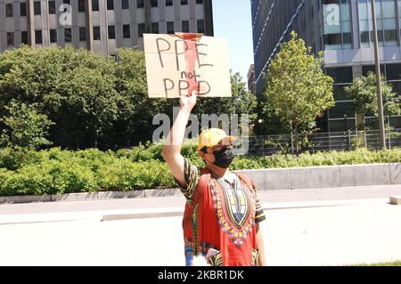 Philadelphia's Sanitation Workers und Verbündete der Gewerkschaft versammelten sich im Love Park, um Bürgermeister Kenny zu fordern, die der Sanitation Workers Union gemachten Versprechen einzuhalten, persönliche Schutzausrüstung und Hazard Pay zu liefern, nachdem Dutzende von Sanitation Workers am 9. Juni 2020 in Philadelphia, PA, COVID-19 in Auftrag gegeben hatten. (Foto von Cory Clark/NurPhoto) Stockfoto