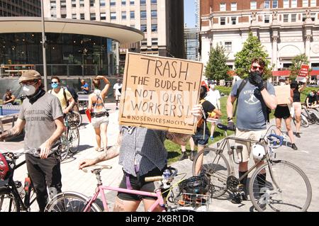 Philadelphia's Sanitation Workers und Verbündete der Gewerkschaft versammelten sich im Love Park, um Bürgermeister Kenny zu fordern, die der Sanitation Workers Union gemachten Versprechen einzuhalten, persönliche Schutzausrüstung und Hazard Pay zu liefern, nachdem Dutzende von Sanitation Workers am 9. Juni 2020 in Philadelphia, PA, COVID-19 in Auftrag gegeben hatten. (Foto von Cory Clark/NurPhoto) Stockfoto