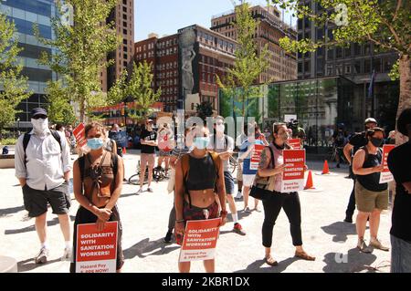 Philadelphia's Sanitation Workers und Verbündete der Gewerkschaft versammelten sich im Love Park, um Bürgermeister Kenny zu fordern, die der Sanitation Workers Union gemachten Versprechen einzuhalten, persönliche Schutzausrüstung und Hazard Pay zu liefern, nachdem Dutzende von Sanitation Workers am 9. Juni 2020 in Philadelphia, PA, COVID-19 in Auftrag gegeben hatten. (Foto von Cory Clark/NurPhoto) Stockfoto