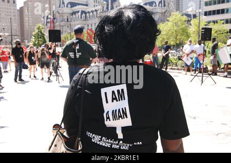 Philadelphia's Sanitation Workers und Verbündete der Gewerkschaft versammelten sich im Love Park, um Bürgermeister Kenny zu fordern, die der Sanitation Workers Union gemachten Versprechen einzuhalten, persönliche Schutzausrüstung und Hazard Pay zu liefern, nachdem Dutzende von Sanitation Workers am 9. Juni 2020 in Philadelphia, PA, COVID-19 in Auftrag gegeben hatten. (Foto von Cory Clark/NurPhoto) Stockfoto