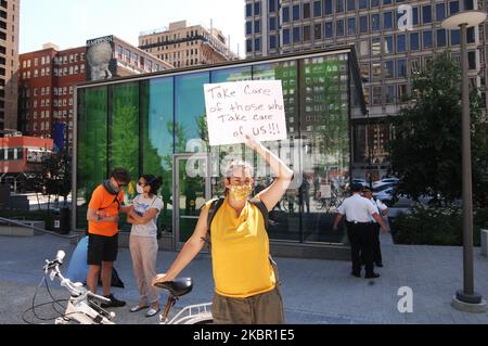 Philadelphia's Sanitation Workers und Verbündete der Gewerkschaft versammelten sich im Love Park, um Bürgermeister Kenny zu fordern, die der Sanitation Workers Union gemachten Versprechen einzuhalten, persönliche Schutzausrüstung und Hazard Pay zu liefern, nachdem Dutzende von Sanitation Workers am 9. Juni 2020 in Philadelphia, PA, COVID-19 in Auftrag gegeben hatten. (Foto von Cory Clark/NurPhoto) Stockfoto