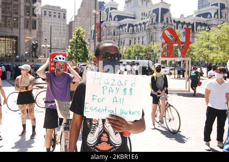 Philadelphia's Sanitation Workers und Verbündete der Gewerkschaft versammelten sich im Love Park, um Bürgermeister Kenny zu fordern, die der Sanitation Workers Union gemachten Versprechen einzuhalten, persönliche Schutzausrüstung und Hazard Pay zu liefern, nachdem Dutzende von Sanitation Workers am 9. Juni 2020 in Philadelphia, PA, COVID-19 in Auftrag gegeben hatten. (Foto von Cory Clark/NurPhoto) Stockfoto