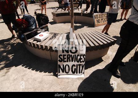 Philadelphia's Sanitation Workers und Verbündete der Gewerkschaft versammelten sich im Love Park, um Bürgermeister Kenny zu fordern, die der Sanitation Workers Union gemachten Versprechen einzuhalten, persönliche Schutzausrüstung und Hazard Pay zu liefern, nachdem Dutzende von Sanitation Workers am 9. Juni 2020 in Philadelphia, PA, COVID-19 in Auftrag gegeben hatten. (Foto von Cory Clark/NurPhoto) Stockfoto