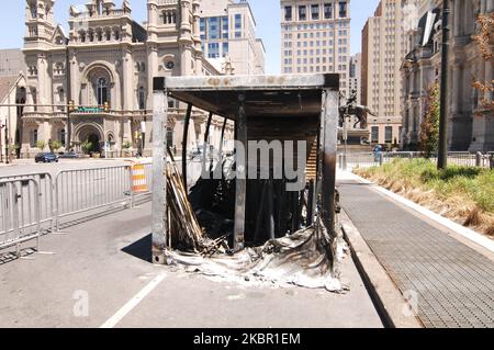Eine Lagereinheit vor dem Rathaus, in der Vorräte für eine lokale Kirche aufbewahrt wurden, gab den Obdachlosen in der Gegend Nahrung, die nach den Unruhen in Philadelphia, PA, am 9. Juni 2020 verbrannt wurde. (Foto von Cory Clark/NurPhoto) Stockfoto