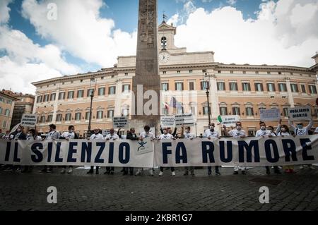 Silb Fipe, ein Handelsverband der Diskotheken, demonstrierte am 10. Juni 2020 vor Montecitorio, Rom, Italien, mit einem Flash Mob der Manager der Diskotheken "Stille macht Lärm", um die Regierung zu bitten, die Aktivitäten in den Clubs wieder aufzunehmen. (Foto von Andrea Ronchini/NurPhoto) Stockfoto