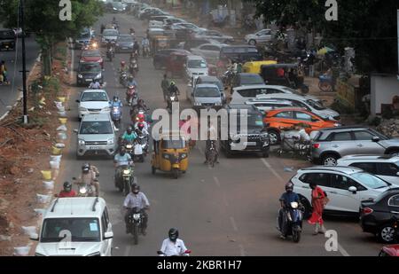 Am 10. Juni 2020 werden Menschen in der Regenzeit des Gewitters in der Hauptstadt Bhubaneswar des ostindischen Staates Odisha auf der Straße gesehen. Das indische MET-Ministerium warnt vor einem starken Regenfall in den östlichen Teilen des Landes, da sich der Monsun Indien nähert. (Foto von STR/NurPhoto) Stockfoto