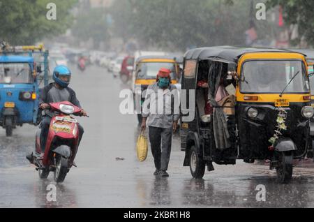 Am 10. Juni 2020 werden Menschen in der Regenzeit des Gewitters in der Hauptstadt Bhubaneswar des ostindischen Staates Odisha auf der Straße gesehen. Das indische MET-Ministerium warnt vor einem starken Regenfall in den östlichen Teilen des Landes, da sich der Monsun Indien nähert. (Foto von STR/NurPhoto) Stockfoto