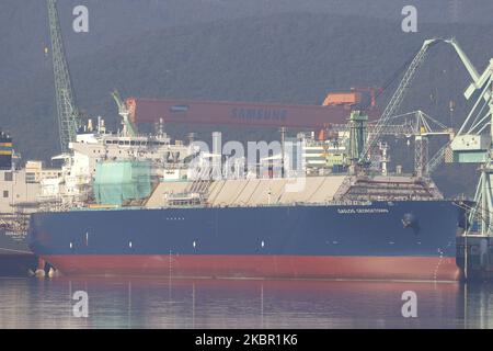 A View-Szene der Inbetriebnahme des LNG-Trägers für das Lieferschiff in der Nähe der Werft Daewoo Shipbuilding Marine Engineering Company (DSME) in Geoje, Südkorea, am 10. Juni 2020. Korea Shipbuilding & Offshore Engineering Co., die Schiffbauholding-Gesellschaft der südkoreanischen Hyundai Heavy Industries Group, sagte am Dienstag, es habe einen Auftrag von 90 Milliarden Won (75 Millionen US-Dollar) für den Bau von zwei petrochemischen Trägern gewonnen. Die beiden 50.000-Tonnen-Schiffe werden ab Oktober dieses Jahres von Hyundai Mipo Dockyard Co., einer Tochtergesellschaft von Korea Shipbuilding, gebaut und von der se an ein europäisches Unternehmen geliefert Stockfoto