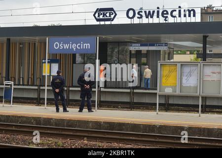 Eine allgemeine Ansicht der Bahngleise und des Bahnhofs Oswiecim. Andrzej Adamczyk, Minister für Infrastruktur, und Krzysztof Maminski, CEO der Polnischen Staatsbahnen (PKP SA), haben offiziell einen neuen Bahnhof in Oswiecim eröffnet. Im Jahr 2019 besuchten am Mittwoch, dem 10. Juni 2020, in Oswiecim, Woiwodschaft Kleinpolen, 2,3 Millionen Menschen aus aller Welt das Gelände des ehemaligen deutschen Nazi-Konzentrations- und Vernichtungslagers Auschwitz und Auschwitz II-Birkenau. Polen. (Foto von Artur Widak/NurPhoto) Stockfoto