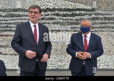 Andrzej Adamczyk (R), Minister für Infrastruktur, und Krzysztof Maminski (L), CEO der Polnischen Staatsbahnen (PKP SA), vor der offiziellen Eröffnung vor dem neuen Bahnhof in Oswiecim. Im Jahr 2019 besuchten am Mittwoch, dem 10. Juni 2020, in Oswiecim, Woiwodschaft Kleinpolen, 2,3 Millionen Menschen aus aller Welt das Gelände des ehemaligen deutschen Nazi-Konzentrations- und Vernichtungslagers Auschwitz und Auschwitz II-Birkenau. Polen. (Foto von Artur Widak/NurPhoto) Stockfoto