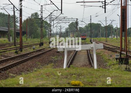 Eine allgemeine Ansicht der Bahngleise in der Nähe des Bahnhofs Oswiecim. Andrzej Adamczyk, Minister für Infrastruktur, und Krzysztof Maminski, CEO der Polnischen Staatsbahnen (PKP SA), haben offiziell einen neuen Bahnhof in Oswiecim eröffnet. Im Jahr 2019 besuchten am Mittwoch, dem 10. Juni 2020, in Oswiecim, Woiwodschaft Kleinpolen, 2,3 Millionen Menschen aus aller Welt das Gelände des ehemaligen deutschen Nazi-Konzentrations- und Vernichtungslagers Auschwitz und Auschwitz II-Birkenau. Polen. (Foto von Artur Widak/NurPhoto) Stockfoto