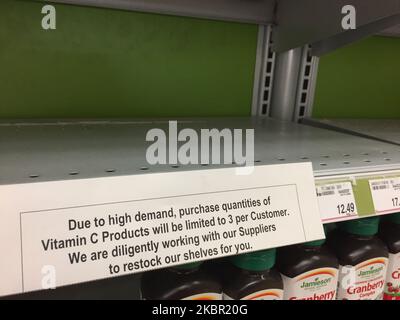 Zeichen zur Begrenzung der Menge Vitamin C, die ein Kunde kaufen kann, wird während der Pandemie des neuartigen Coronavirus (COVID-19) in Toronto, Ontario, Kanada, am 08. Juni 2020 in einem leeren Regal in einer Apotheke gesehen. (Foto von Creative Touch Imaging Ltd./NurPhoto) Stockfoto