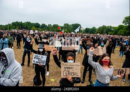 Tausende Menschen heben ihre Hände während des zweiten Massive Black Lives Matter Protests, der am 10.. Juni 2020 im Nelson Mandela Park in Amsterdam stattfand. (Foto von Romy Arroyo Fernandez/NurPhoto) Stockfoto