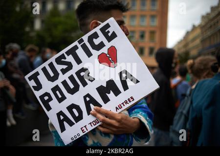 Mehrere Organisationen und Kollektive riefen zu einer Versammlung auf, um Georges Floyd, der von der Polizei in Minneapolis (USA) getötet wurde, und Adama Traoré, der vor vier Jahren von der französischen Polizei getötet wurde, zu würdigen und gegen die Brutalität der Polizei zu protestieren. Sie wurden durch Ersticken getötet. Mehrere tausend Menschen versammelten sich in Toulouse unter den Mottos „Black Lives Matter“, „I Can't Breathe“ und „No Justice, No Peace“. Toulouse. Frankreich. Juni 10. 2020. (Foto von Alain Pitton/NurPhoto) Stockfoto