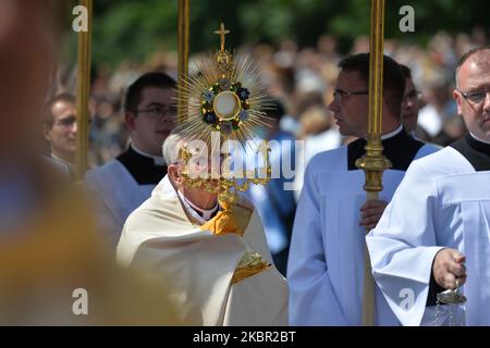 Erzbischof Marek Jedraszewski führt in der Krakauer Altstadt eine Prozession des Allerheiligsten Sakraments an. Das Fronleichnamsfest, auch bekannt als Hochfest des heiligsten Leibes und Blutes Christi, ist eine katholische liturgische Feierlichkeit, die die wahre Gegenwart von Leib und Blut, Seele und Göttlichkeit Jesu Christi in den Elementen der Eucharistie feiert. Am 11. Juni 2020 in Krakau, Polen. (Foto von Artur Widak/NurPhoto) Stockfoto