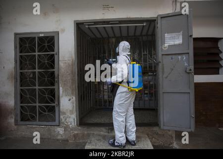 Beamte des Bürgermeisteramtes von Caracas führen eine Desinfektionsreinigung durch, nachdem am 22. Mai 2020 im Viertel El Milagro der Gemeinde La Vega in der Stadt Caracas, Venezuela, 5 positive Fälle von Coronavirus bestätigt wurden. (Foto von Luis Morillo/NurPhoto) Stockfoto