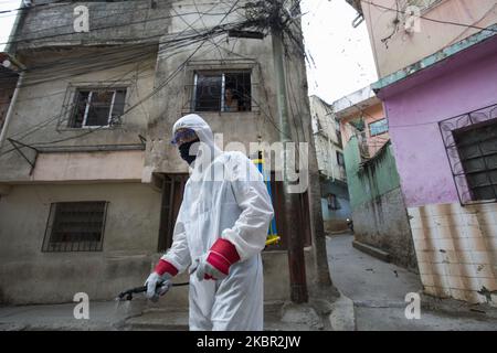 Beamte des Bürgermeisteramtes von Caracas führen eine Desinfektionsreinigung durch, nachdem am 22. Mai 2020 im Viertel El Milagro der Gemeinde La Vega in der Stadt Caracas, Venezuela, 5 positive Fälle von Coronavirus bestätigt wurden. (Foto von Luis Morillo/NurPhoto) Stockfoto