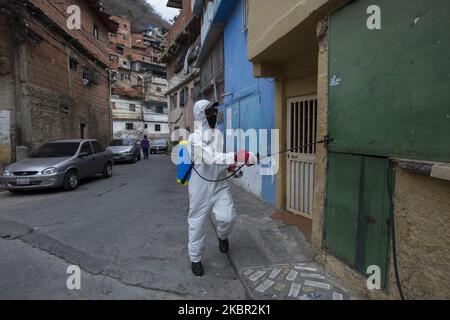 Beamte des Bürgermeisteramtes von Caracas führen eine Desinfektionsreinigung durch, nachdem am 22. Mai 2020 im Viertel El Milagro der Gemeinde La Vega in der Stadt Caracas, Venezuela, 5 positive Fälle von Coronavirus bestätigt wurden. (Foto von Luis Morillo/NurPhoto) Stockfoto