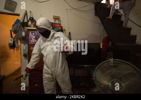 Beamte des Bürgermeisteramtes von Caracas führen eine Desinfektionsreinigung durch, nachdem am 22. Mai 2020 im Viertel El Milagro der Gemeinde La Vega in der Stadt Caracas, Venezuela, 5 positive Fälle von Coronavirus bestätigt wurden. (Foto von Luis Morillo/NurPhoto) Stockfoto