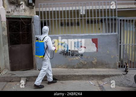 Beamte des Bürgermeisteramtes von Caracas führen eine Desinfektionsreinigung durch, nachdem am 22. Mai 2020 im Viertel El Milagro der Gemeinde La Vega in der Stadt Caracas, Venezuela, 5 positive Fälle von Coronavirus bestätigt wurden. (Foto von Luis Morillo/NurPhoto) Stockfoto