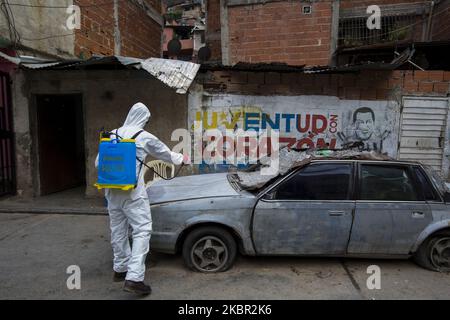 Beamte des Bürgermeisteramtes von Caracas führen eine Desinfektionsreinigung durch, nachdem am 22. Mai 2020 im Viertel El Milagro der Gemeinde La Vega in der Stadt Caracas, Venezuela, 5 positive Fälle von Coronavirus bestätigt wurden. (Foto von Luis Morillo/NurPhoto) Stockfoto