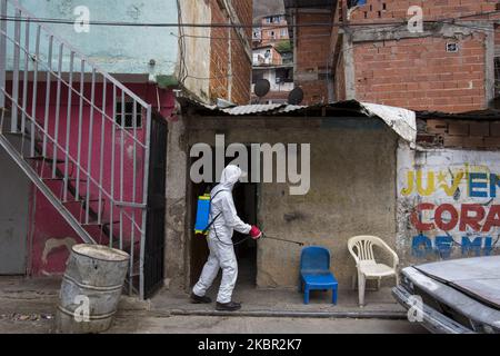 Beamte des Bürgermeisteramtes von Caracas führen eine Desinfektionsreinigung durch, nachdem am 22. Mai 2020 im Viertel El Milagro der Gemeinde La Vega in der Stadt Caracas, Venezuela, 5 positive Fälle von Coronavirus bestätigt wurden. (Foto von Luis Morillo/NurPhoto) Stockfoto