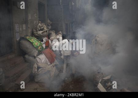 Ein Mitarbeiter eines Stadtkonzerns begast dicht besiedelte Gebiete, um die Ausbreitung von Aedes aegypti zu verhindern, und versucht am 11. Juni 2020, das Dengue-Fieber in einem Viertel in Dhaka zu kontrollieren. (Foto von Ahmed Salahuddin/NurPhoto) Stockfoto