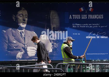 Arbeiter gehen an die Front das Plakat von Charles de Gaulle in Paris, Frankreich, am 11. Juni 2020. (Foto von Mehdi Taamallah/NurPhoto) Stockfoto