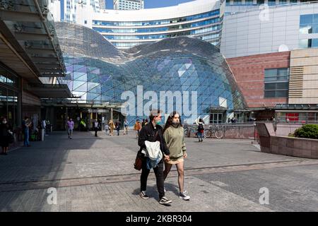 Eine caple mit heruntergezogenen Schutzmasken ist zu sehen, wie sie vor der Zlote Tarasy Mall läuft, nachdem Polen am 11. Juni 2020 die Coronavirus-Sperre entspannt hatte - Warschau, Polen. Polen lockert allmählich die Riegel und Restaurants des Coronavirus und hält dabei die bisherigen Vorsichtsmaßnahmen, 2 Meter Abstand zu halten und Gesichtsschutzmasken zu tragen, wo keine Entfernung möglich ist, aufrecht. (Foto von Dominika Zarzycka/NurPhoto) Stockfoto