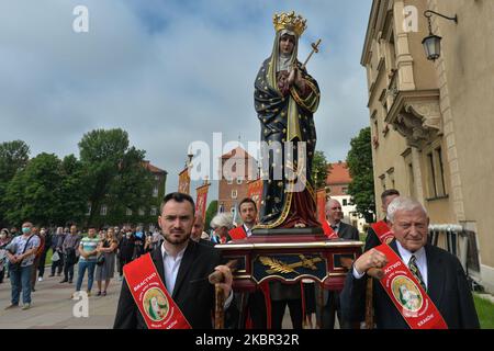 Eine Gruppe von Männern trägt eine Statue der Jungfrau Maria während der Fronleichnamsprozession am Eingang des Schlosses Wawel. Das Fronleichnamsfest, auch bekannt als Hochfest des heiligsten Leibes und Blutes Christi, ist eine katholische liturgische Feierlichkeit, die die wahre Gegenwart von Leib und Blut, Seele und Göttlichkeit Jesu Christi in den Elementen der Eucharistie feiert. Am 11. Juni 2020 in Krakau, Polen. (Foto von Artur Widak/NurPhoto) Stockfoto