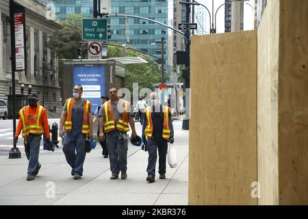 Bauarbeiter gehen an einem vernagelten Laden vorbei. Diese Woche markiert New York City die erste Phase der wirtschaftlichen Wiedereröffnung, da Bau-, Konsumgüter- und Dienstleistungsunternehmen am 11. Juni 2020 in New York City, USA, wieder in begrenztem Umfang in Betrieb gehen. (Foto von John Lamparski/NurPhoto) Stockfoto
