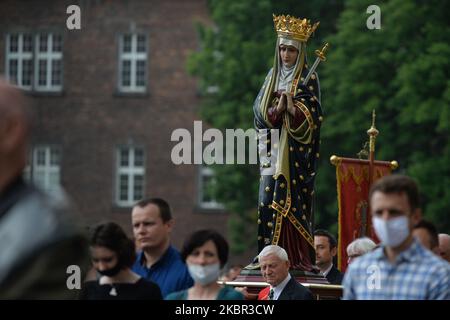 Eine Gruppe von Männern trägt eine Statue der Jungfrau Maria während der Fronleichnamsprozession am Eingang des Schlosses Wawel. Das Fronleichnamsfest, auch bekannt als Hochfest des heiligsten Leibes und Blutes Christi, ist eine katholische liturgische Feierlichkeit, die die wahre Gegenwart von Leib und Blut, Seele und Göttlichkeit Jesu Christi in den Elementen der Eucharistie feiert. Am 11. Juni 2020 in Krakau, Polen. (Foto von Artur Widak/NurPhoto) Stockfoto