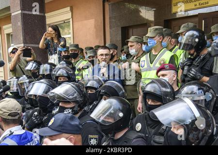 Der ukrainische Aktivist Serhiy Sternenko (mit Mikrofon) spricht mit seinen Unterstützern und Journalisten in der Nähe des Schewtschkowski Bezirksgerichts in Kiew, Ukraine, 12. Juni 2020. (Foto von Maxym Marusenko/NurPhoto) Stockfoto