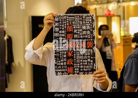 Ein Protestler während einer Mittagsveranstaltung in der Pacific Place Mall, Admiralty, Hongkong, 12.. Juni 2020 (Foto: Tommy Walker/NurPhoto) Stockfoto