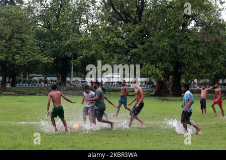 Nach dem starken Regen am 12,2020. Juni in Kalkutta, Indien, spielen Jungen auf dem Boden des Wassers Fußball. FIFA U-17 Womenâ €™s Weltmeisterschaft hat neue Termine, dank der globalen Pandemie, die die Sportwelt zum Stillstand gebracht hat. Das Turnier, das früher in Indien im November dieses Jahres stattfinden sollte, wird nun im Februar 2021 gespielt werden. Es wird am 17. Februar beginnen und am 7. März enden.Es werden 16 Teams teilnehmen, wobei Gastgeber Indien die automatischen Qualifikationsspiele sein werden. Es wird Indiaâ €™s Jungfernauftritt in der U-17 Womenâ €™s WM. (Foto von Debajyoti Chakraborty/NurPh Stockfoto