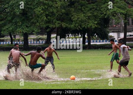 Nach dem starken Regen am 12,2020. Juni in Kalkutta, Indien, spielen Jungen auf dem Boden des Wassers Fußball. FIFA U-17 Womenâ €™s Weltmeisterschaft hat neue Termine, dank der globalen Pandemie, die die Sportwelt zum Stillstand gebracht hat. Das Turnier, das früher in Indien im November dieses Jahres stattfinden sollte, wird nun im Februar 2021 gespielt werden. Es wird am 17. Februar beginnen und am 7. März enden.Es werden 16 Teams teilnehmen, wobei Gastgeber Indien die automatischen Qualifikationsspiele sein werden. Es wird Indiaâ €™s Jungfernauftritt in der U-17 Womenâ €™s WM. (Foto von Debajyoti Chakraborty/NurPh Stockfoto