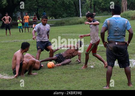 Nach dem starken Regen am 12,2020. Juni in Kalkutta, Indien, spielen Jungen auf dem Boden des Wassers Fußball. FIFA U-17 Womenâ €™s Weltmeisterschaft hat neue Termine, dank der globalen Pandemie, die die Sportwelt zum Stillstand gebracht hat. Das Turnier, das früher in Indien im November dieses Jahres stattfinden sollte, wird nun im Februar 2021 gespielt werden. Es wird am 17. Februar beginnen und am 7. März enden.Es werden 16 Teams teilnehmen, wobei Gastgeber Indien die automatischen Qualifikationsspiele sein werden. Es wird Indiaâ €™s Jungfernauftritt in der U-17 Womenâ €™s WM. (Foto von Debajyoti Chakraborty/NurPh Stockfoto