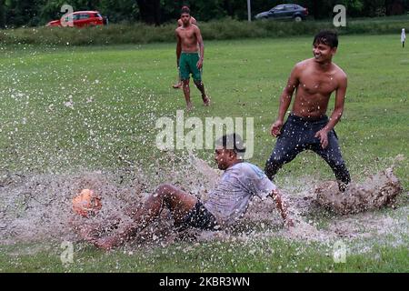 Nach dem starken Regen am 12,2020. Juni in Kalkutta, Indien, spielen Jungen auf dem Boden des Wassers Fußball. FIFA U-17 Womenâ €™s Weltmeisterschaft hat neue Termine, dank der globalen Pandemie, die die Sportwelt zum Stillstand gebracht hat. Das Turnier, das früher in Indien im November dieses Jahres stattfinden sollte, wird nun im Februar 2021 gespielt werden. Es wird am 17. Februar beginnen und am 7. März enden.Es werden 16 Teams teilnehmen, wobei Gastgeber Indien die automatischen Qualifikationsspiele sein werden. Es wird Indiaâ €™s Jungfernauftritt in der U-17 Womenâ €™s WM. (Foto von Debajyoti Chakraborty/NurPh Stockfoto