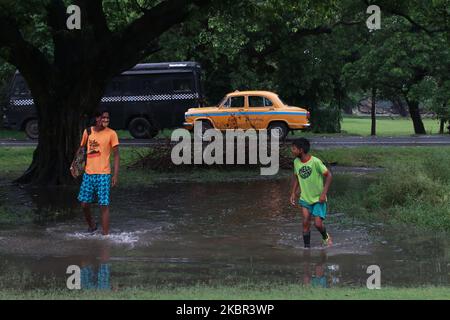 Nach dem starken Regen am 12,2020. Juni in Kalkutta, Indien, spielen Jungen auf dem Boden des Wassers Fußball. FIFA U-17 Womenâ €™s Weltmeisterschaft hat neue Termine, dank der globalen Pandemie, die die Sportwelt zum Stillstand gebracht hat. Das Turnier, das früher in Indien im November dieses Jahres stattfinden sollte, wird nun im Februar 2021 gespielt werden. Es wird am 17. Februar beginnen und am 7. März enden.Es werden 16 Teams teilnehmen, wobei Gastgeber Indien die automatischen Qualifikationsspiele sein werden. Es wird Indiaâ €™s Jungfernauftritt in der U-17 Womenâ €™s WM. (Foto von Debajyoti Chakraborty/NurPh Stockfoto