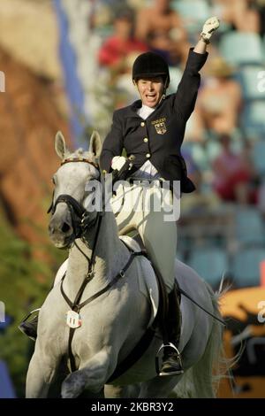 ARCHIVFOTO: Die Reiterin Bettina Hoy feiert am 7. November 2022, 60. 01SN Hoy180804SP.jpg Geburtstag Bettina HOY, Deutschland, reiten, Militär, Vielseitigkeitssiegerin, jubelt auf ihr Pferd 'Ringwood Cockatoo', nachdem sie den Springkurs gemeistert und die Goldmedaille als Sieger gefühlt hat; Hochformat; am 18.08.2004 Olympia 2004 Athen, Olympische Sommerspiele 2004 in Athen ab 13,08. - 29.08.2004 ? Stockfoto