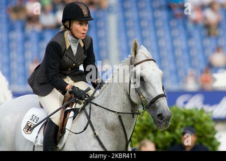 ARCHIVFOTO: Die Reiterin Bettina Hoy feiert am 7.. November 2022 ihren 60.. Geburtstag, Bettina HOY (GER) auf der Ringwood KAKADU-Springprüfung der Vielseitigkeitsreiter am 3.. Juli 2009 im CHIO in Aachen Sven SimonPrinzess-Luise-Straße 41#45479 Mülheim/R Uhr #tel. 0208/9413250#Fax. 0208/9413260#-Konto. 244 293 433 P ostbank E ssen BLZ 360 100 43# www.SvenSimon.net Keine Nutzung des Internets oder der Online-Dienste vor Spielende. Stockfoto