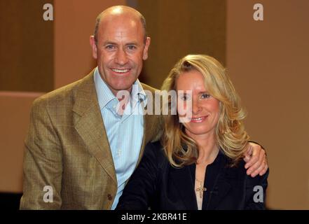 Köln, Deutschland. 21. Oktober 2004. ARCHIVFOTO: Die Reiterin Bettina Hoy feiert am 7. November 2022, 03SN HOY211004SP.jpg ihren 60.. Geburtstag Bettina HOY, Deutschland, mit Ehemann Andrew HOY, GB, Reiterin, Reitsport, Vielseitigkeitssport, Militär, Hochformat, Landschaftsformat, 21.10.2004. ? Kredit: dpa/Alamy Live Nachrichten Stockfoto